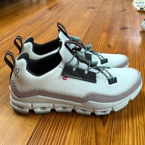 NWOT Woman’s OnCloud Size 10